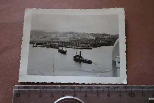 tolles altes Foto - mir unbekannter Hafen mit Kriegsschiff