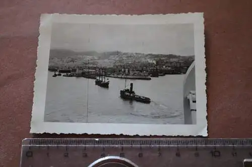 tolles altes Foto - mir unbekannter Hafen mit Kriegsschiff 