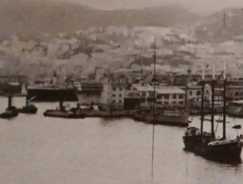 tolles altes Foto - mir unbekannter Hafen mit Kriegsschiff