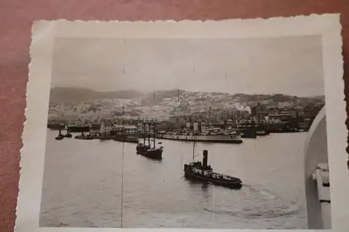 tolles altes Foto - mir unbekannter Hafen mit Kriegsschiff