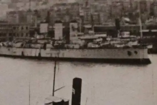 tolles altes Foto - mir unbekannter Hafen mit Kriegsschiff