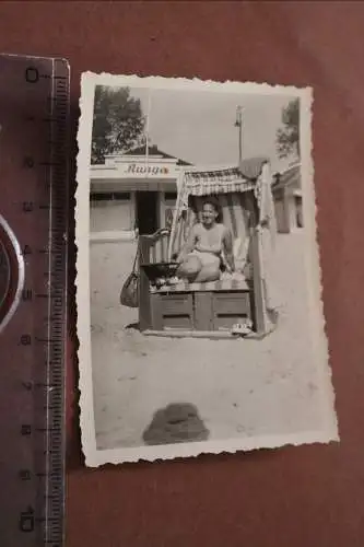 tolles altes Foto hübsche Frau Im Bikini im Strandkorb