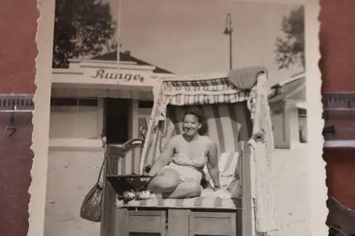 tolles altes Foto hübsche Frau Im Bikini im Strandkorb