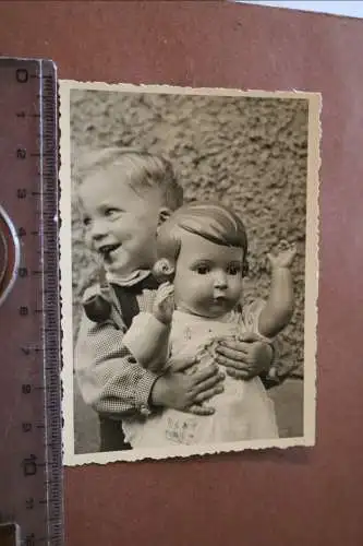tolles altes Foto - kleiner Junge mit Pfeife im Mund und großer Puppe 