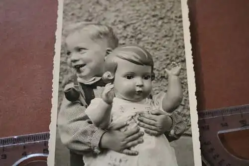 tolles altes Foto - kleiner Junge mit Pfeife im Mund und großer Puppe