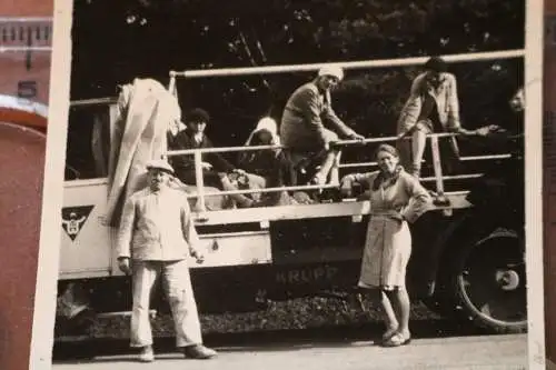 tolles altes Foto - Personen unterwegs mit einem Krupp LKW  30er Jahre ?