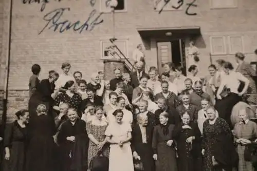 tolles altes Gruppenfoto Frauen - Auf der Holz ??? Pracht - 1937 