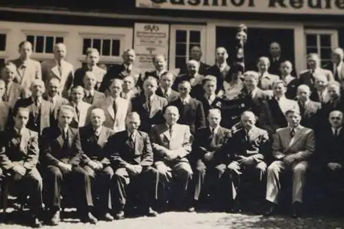 tolles altes Gruppenfoto Männer Gesangsverein Dillnhütten vor Gasthof Reuter