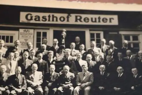 tolles altes Gruppenfoto Männer Gesangsverein Dillnhütten vor Gasthof Reuter