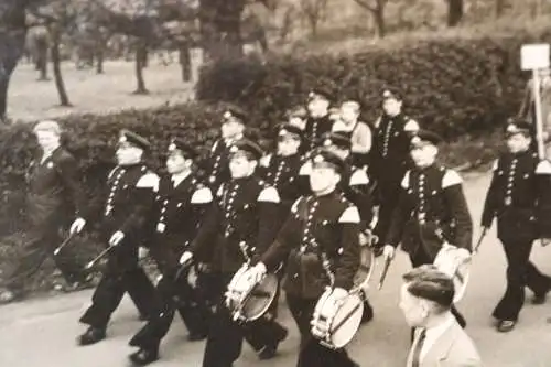 zwei tolle alte Fotos  - Musikkapelle - Feuerwehr ??? - Umzug -  Raum Altena 