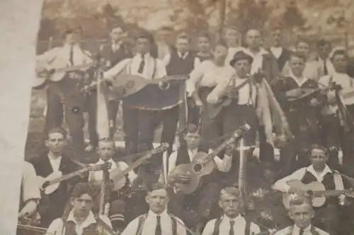 tolles altes Gruppenfoto - Musiker - Gitarren, Lauten, Geige usw. 