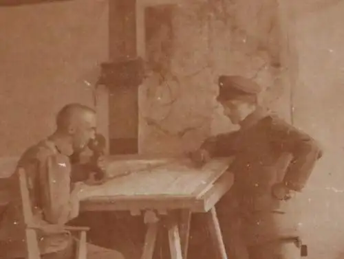 altes Foto - Befehlsstelle ??? Landkarten - Telefone ?? Soldaten