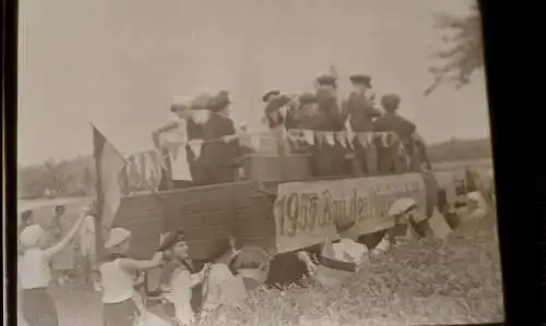 tolles altes Negativ -  Kinder Festumzug 1955 Bau des Pionierschiffes 