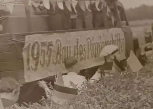 tolles altes Negativ -  Kinder Festumzug 1955 Bau des Pionierschiffes