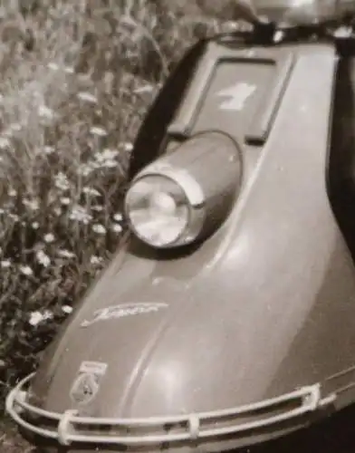 zwei tolle alte Fotos - Frau mit Oldtimer Motorroller Heinkel Tourist - 1962