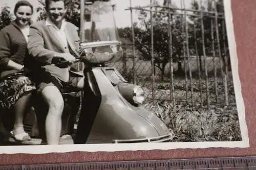 zwei tolle alte Fotos - Frau mit Oldtimer Motorroller Heinkel Tourist - 1962