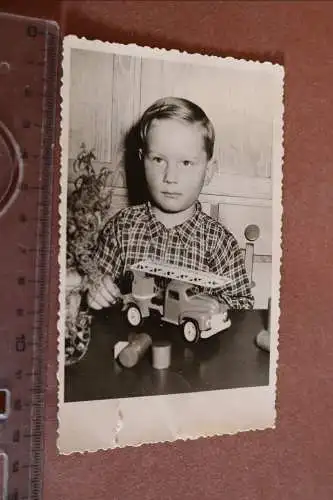 tolles altes Foto - Junge mit Spielzeug Auto - Leiterwagen Feuerwehr 60er Jahre?