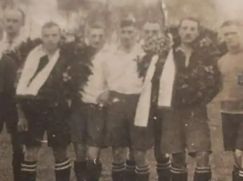 tolles altes Gruppenfoto - Fußball Mannschaften - 20-30er Jahre  KTV 1943 ??