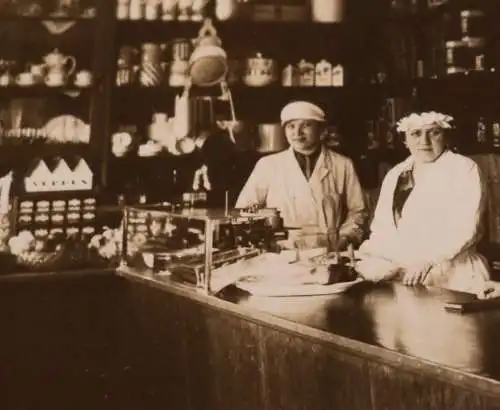 tolles altes Foto - Zittau Sachsen - Innenansicht Apotheke mit Angestellte 1937?