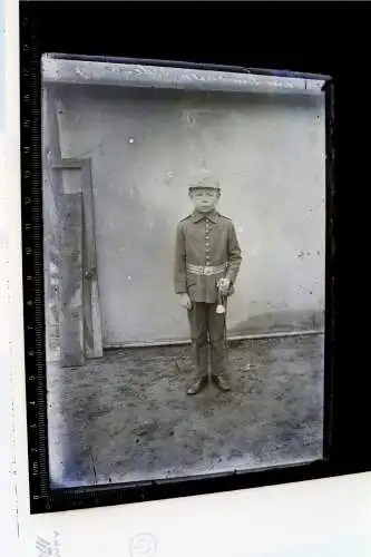 Tolles altes Glasnegativ 18x13 -  Junge in Uniform mit Pickelhaube - 1910-1918
