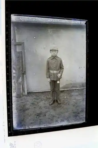 tolles altes Glasnegativ 18x13 -  Junge in Uniform mit Pickelhaube - 1910-1918