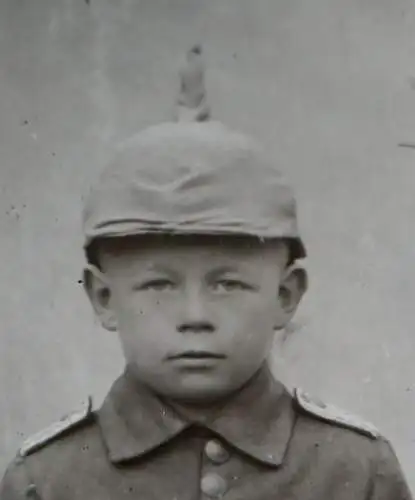 tolles altes Glasnegativ 18x13 -  Junge in Uniform mit Pickelhaube - 1910-1918