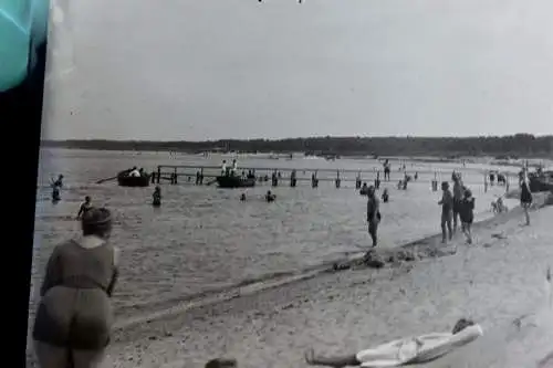 tolles altes Glasnegativ - Personen am Strand ?  Ort ???