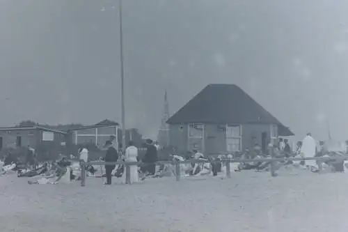 tolles altes Glasnegativ - Personen am Strand - Gebäude - Umkleidehaus ?