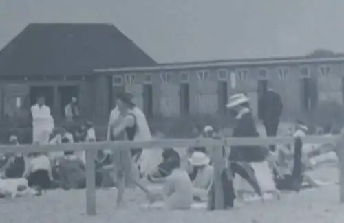 tolles altes Glasnegativ - Personen am Strand - Gebäude - Umkleidehaus ?