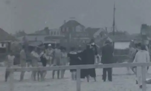 tolles altes Glasnegativ - Personen am Strand - Gebäude - Umkleidehaus ?