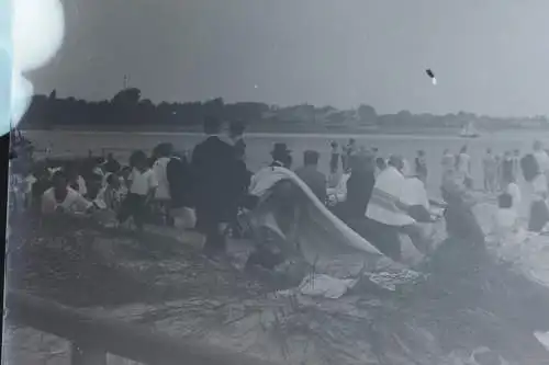 tolles altes Glasnegativ - Personen am See oder Strand ?