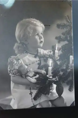 tolles altes Glasnegativ - Mädchen mit Puppe am Weihnachtsbaum 