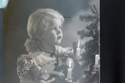 tolles altes Glasnegativ - Mädchen mit Puppe am Weihnachtsbaum 