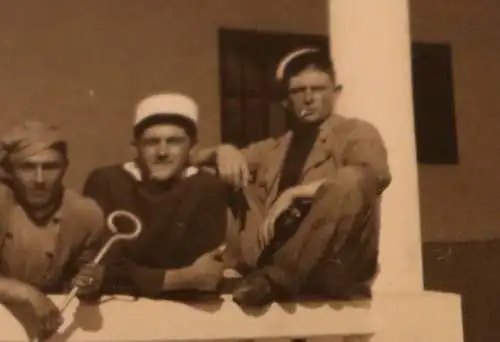 tolles altes Foto - fünf Männer - Soldaten ? Fremdenlegion ? weisse Hüte 