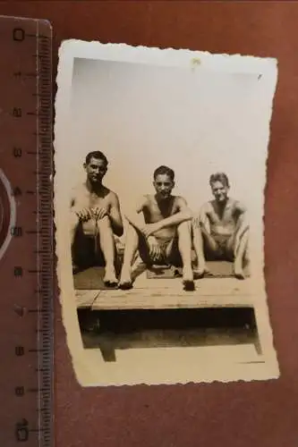 tolles altes Foto - drei Soldaten in Unterhosen - Sommer 1941