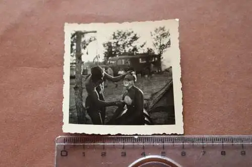 Tolles altes Foto - zwei Soldaten am rasieren  - Brustrasur