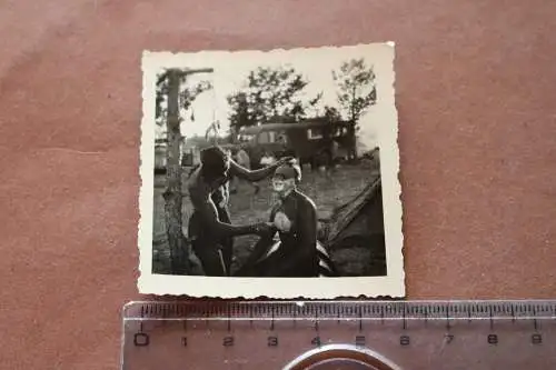 tolles altes Foto - zwei Soldaten am rasieren  - Brustrasur