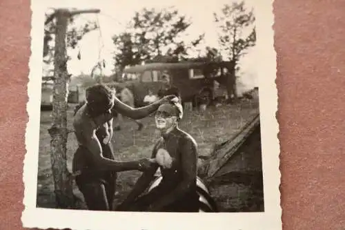 tolles altes Foto - zwei Soldaten am rasieren  - Brustrasur 