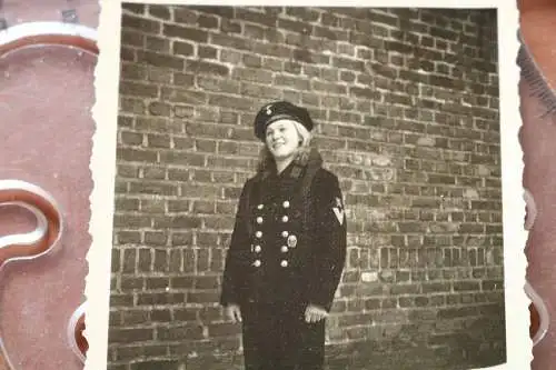 tolles altes Foto - hübsche Frau in Matrosen Uniform vom Mann