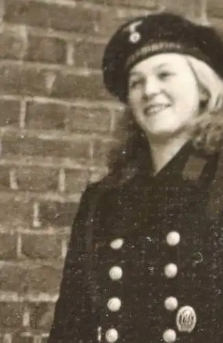 tolles altes Foto - hübsche Frau in Matrosen Uniform vom Mann 