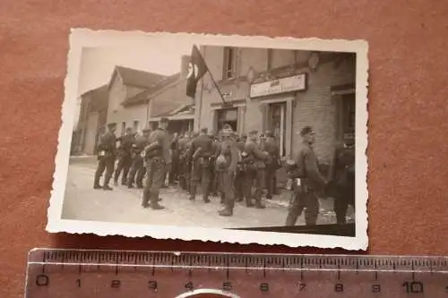 Tolles altes Foto - Gruppe Soldaten vor dem Kameradschaftsheim zur Lokomotive