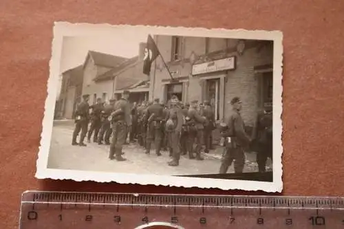 tolles altes Foto - Gruppe Soldaten vor dem Kameradschaftsheim zur Lokomotive