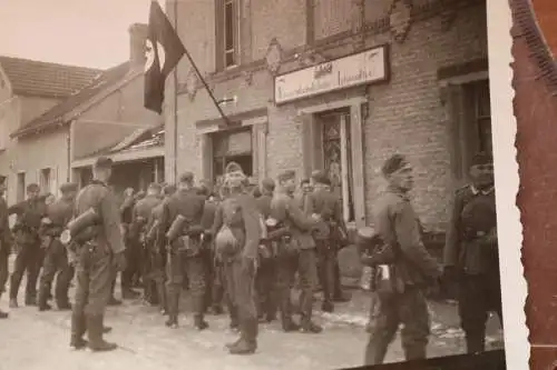 tolles altes Foto - Gruppe Soldaten vor dem Kameradschaftsheim zur Lokomotive