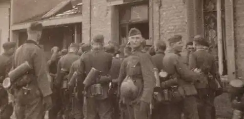 tolles altes Foto - Gruppe Soldaten vor dem Kameradschaftsheim zur Lokomotive