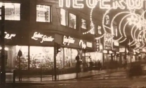 tolles altes Foto - Hamburg Neuer Wall bei Nacht beleuchtet 1955