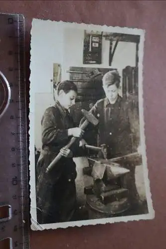 Tolles altes Foto - Lehrlinge ??? Schmiede - Amboss - 1951