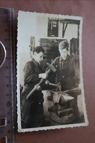 tolles altes Foto - Lehrlinge ??? Schmiede - Amboss - 1951 