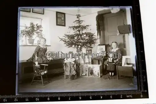 Tolles altes Glasnegativ - Kinder mit Weihnachtsgeschenken , Weihnachtsbaum