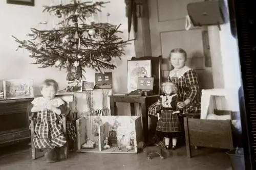 tolles altes Glasnegativ - Kinder mit Weihnachtsgeschenken , Weihnachtsbaum