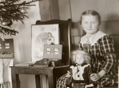 tolles altes Glasnegativ - Kinder mit Weihnachtsgeschenken , Weihnachtsbaum